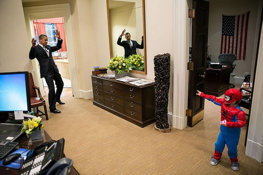 Ông Obama vui vẻ hưởng ứng trò chơi của một cậu bé hóa trang thành nhân vật điện ảnh “người nhện”.